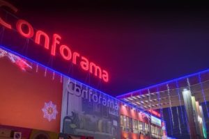 Riposto, colpi di pistola al centro commerciale Conforama: stanchi della fila padre e figlio sparano a commesso