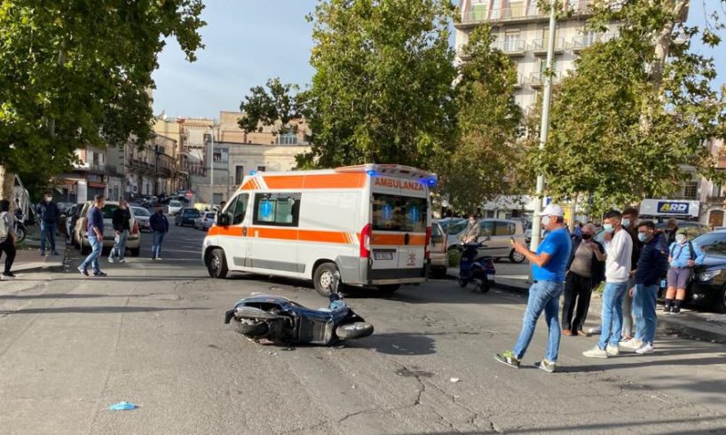 Paternò, scontro tra scooter e utilitaria in Piazza Vittorio Veneto: feriti due giovani e una donna