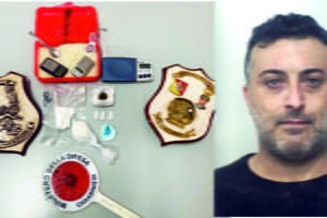 Palagonia, chicchi di riso per mantenere inalterata la qualità della cocaina nascosta: 40enne arrestato