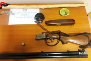 Adrano caporal maggiore dell’esercito nascondeva fucile in casa: carabinieri intervengono dopo sue intemperanze