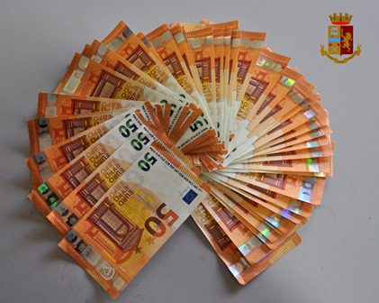 Adrano, soldi falsi nascosti nel materasso: Polizia scopre 48 biglietti da 50 euro in casa di un ‘caminante’