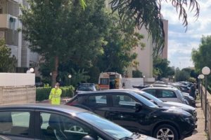 Neonato lanciato dal balcone, arrestata nella notte la minorenne che lo ha partorito: è accusata di omicidio