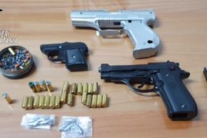 Catania, si ferisce alla mano con la pistola giocattolo modificata: 56enne arrestato in flagranza
