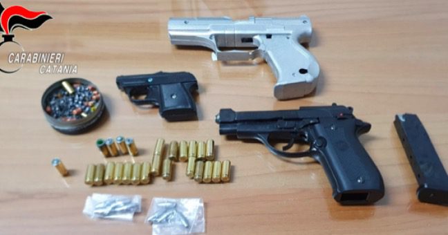 Catania, si ferisce alla mano con la pistola giocattolo modificata: 56enne arrestato in flagranza