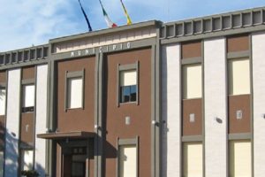 Nuovo rinvio per le elezioni amministrative a Tremestieri Etneo, in provincia di Catania. Lo ha deciso il governo regionale, riunito in seduta straordinaria e urgente, su proposta dell'assessore alle Autonomie locali Bernardette Grasso.