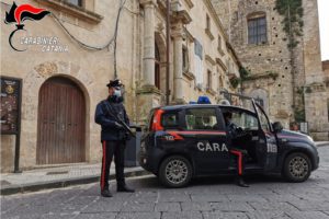 Mineo, finta fuga per evitare sanzione anti-covid: a casa tracce di droga. Denunciato 29enne di Palagonia