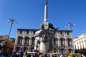 Catania: “State lontani dal Liotru”. Ordinanza vieta di stazionare nel weekend sui gradoni della fontana. Off-limits anche S. Giovanni li Cuti