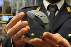 Adrano, braccialetto elettronico e domiciliari per ex marito violento: il 42enne denunciato dalla ex compagna