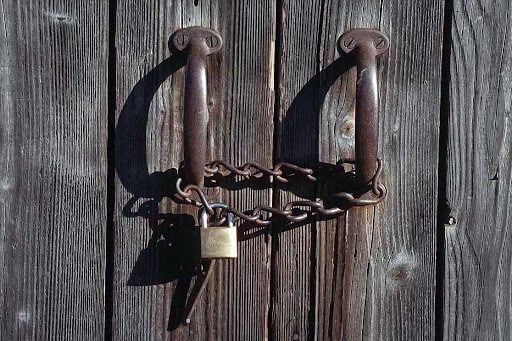 Paternò, 46enne ex positivo chiuso in casa da 20 giorni: “Chiedo all’Asp di essere liberato”