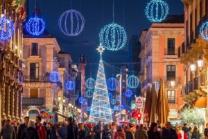 Catania, a Natale la città s’illumina nonostante il Covid: luci in festa nel centro storico e nelle vie dello shopping