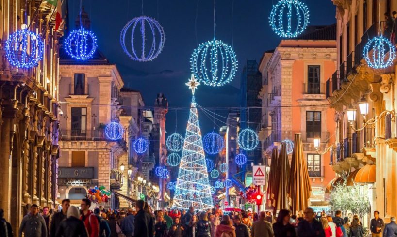 Catania, a Natale la città s’illumina nonostante il Covid: luci in festa nel centro storico e nelle vie dello shopping