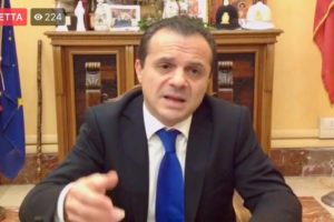 Messina, l’ordinanza “anti babbìu” del sindaco Cateno De Luca: scuole chiuse e divieto di stazionamento