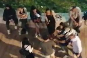 Nell’ambito dell’intensificazione dei servizi di controllo del territorio finalizzati a contrastare l’emergenza da coronavirus nel territorio di Adrano, agenti del locale Commissariato hanno sanzionato sei giovani per inosservanza delle recenti disposizioni in materia di contenimento e gestione dell’emergenza epidemiologica da Covid-19, contenute nel Decreto del Presidente del Consiglio dei Ministri emanato lo scorso 3 novembre. Gli operatori di Polizia, infatti, sono intervenuti in una via del centro cittadino dove diversi abitanti del luogo avevano segnalato la presenza di giovani che non rispettavano la distanza di sicurezza interpersonale di almeno un metro, necessaria per scongiurare il diffondersi dell’epidemia. Giunti sul posto in effetti gli agenti operanti hanno verificato quanto segnalato e hanno identificato i predetti giovani che non indossavano neanche i dispositivi di protezione delle vie respiratorie. Alcuni di loro, inoltre, erano provenienti dai comuni limitrofi. Dopo aver disciolto l’assembramento, i predetti giovani venivano sanzionati con il pagamento di una somma da euro 400 a euro 3000. Sono in corso ulteriori controlli nel territorio del Comune di Adrano, anche alla luce delle recente ordinanza contingibili e urgenti emanata dal Presidente della Regione siciliana che ha predisposto norme più severe per il controllo della mobilità dei cittadini.