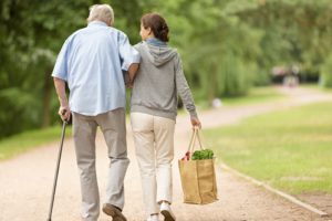 Paternò, 90enne malato sposò badante di 49 anni. Tribunale annulla matrimonio: “Incapace di intendere”