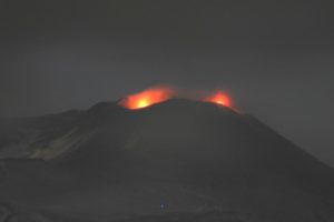 Etna, dà spettacolo una seconda bocca eruttiva: apertasi nel cratere di Sud-Est