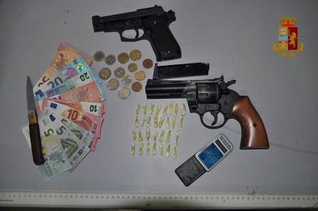 Adrano, 29enne arrestato per spaccio e porto illegale d’arma da taglio: in casa 29 dosi di cocaina e bilancino