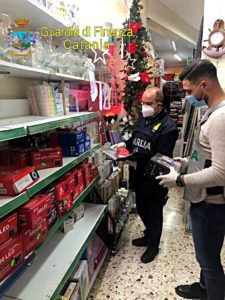 Ramacca, in un ingrosso cinese GdF sequestra 5 mila addobbi natalizi non sicuri: scoperta lavoratrice in nero 