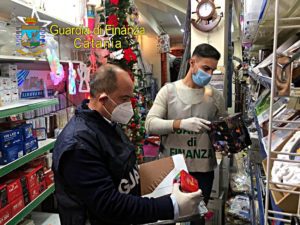 Ramacca, in un ingrosso cinese GdF sequestra 5 mila addobbi natalizi non sicuri: scoperta lavoratrice in nero