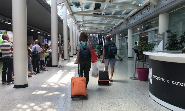 Catania, cittadino marocchino positivo al Covid si presenta al check-in per Casablanca: denunciato