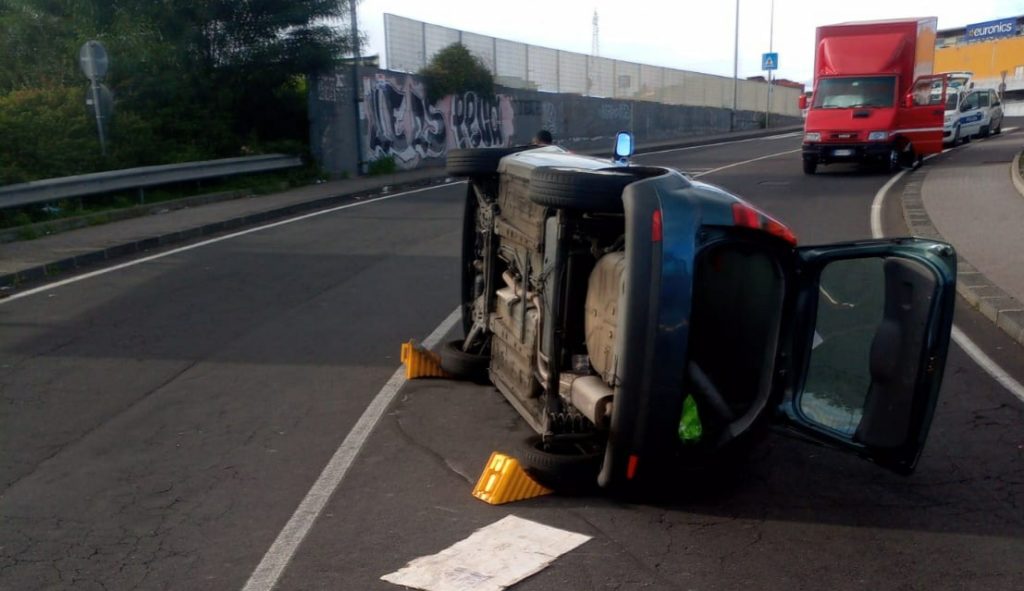 Gravina di Catania, in via Etnea donna resta incastrata dentro auto