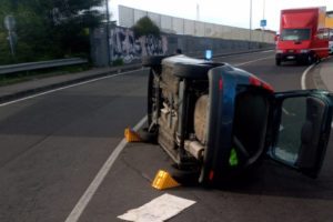 Gravina di Catania, in via Etnea donna resta incastrata dentro auto dopo incidente: soccorsa dai Vigili del Fuoco