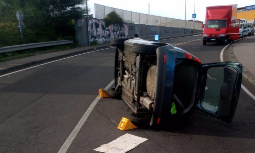 Gravina di Catania, in via Etnea donna resta incastrata dentro auto dopo incidente: soccorsa dai Vigili del Fuoco