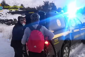 I militari del Soccorso Alpino della Guardia di Finanza (SAGF) di Nicolosi sono intervenuti nei pressi del Rifugio La Galvarina, nel comune di Adrano, alla quota di 1880 metri, per trarre in salvo due giovani ciclisti (rispettivamente di 18 e 19 anni), in serie difficoltà, a causa delle avverse condizioni meteo.