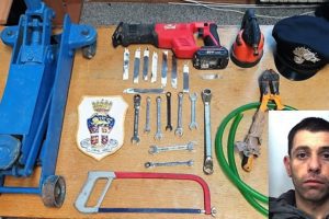 Scordia, sorvegliato speciale a spasso in auto con due amici: trovati grimaldelli. Arrestato