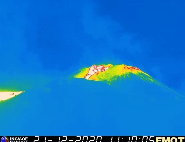 Nuova eruzione sull'Etna. Un episodio parossistico si è registrato stamattina al Cratere di Sud-Est dell’Etna.