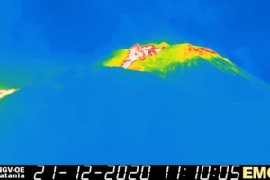 Nuova eruzione sull'Etna. Un episodio parossistico si è registrato stamattina al Cratere di Sud-Est dell’Etna.