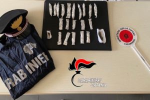 Randazzo, in auto con la droga nascosta sotto la maglietta: arrestati una 22enne e un 21enne, deferito un minore