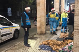 Catania, coperte e panini a 60 senzatetto dai volontari delle Misericordie. Bertuna: “Per noi gli ultimi sono al primo posto”