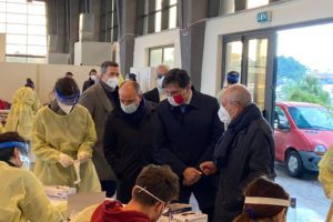 Catania, Pogliese visita la postazione Asp per i test rapidi e ringrazia medici e infermieri: “I vaccini arrivano il 4 gennaio”