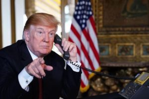 Usa, Trump firma piano anti covid da 900 mld di dollari: evitato lo shutdown