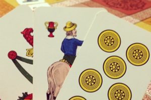 Catania, in 11 senza mascherina a giocare a carte in un circolo di Picanello: tutti sanzionati