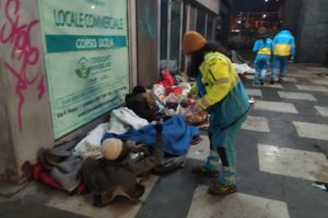 Bronte, la ‘Misericordia’ dona oltre 80 coperte ai senzatetto di Catania: da un’azienda privata anche 60 panettoni