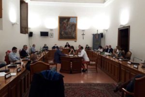 Paternò, il Consiglio boccia la ‘Commissione Covid’. L’opposizione: “Grazie a noi recuperati 2 mln per le scuole”