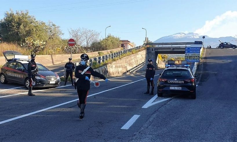 Paternò, massiccia operazione di controllo anti-covid: 97 identificati, 7 giovani segnalati come assuntori di droga
