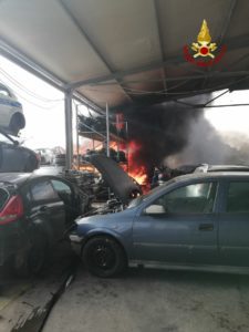 Mineo, fiamme in deposito di autodemolizioni: in fumo un centinaio di vetture (VIDEO)