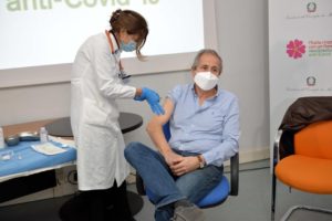 Vaccino, Crisanti è ottimista: “Via le mascherine dal prossimo dicembre se non ci sono intoppi”