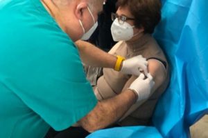Il primario del reparto di Infettivologia dell'ospedale Umberto I di Siracusa, dottoressa Antonella Franco, è risultato positivo al Covid19 dopo essersi sottoposto al vaccino.