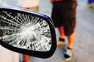 Catania, denunciati 2 pregiudicati di Adrano esperti nella ‘truffa dello specchietto’: in auto gesso nero per simulare graffi