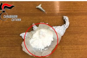 Giarre, 16enne nascondeva 50 grammi di cocaina nel reggiseno: arrestata in flagranza assieme al fidanzato