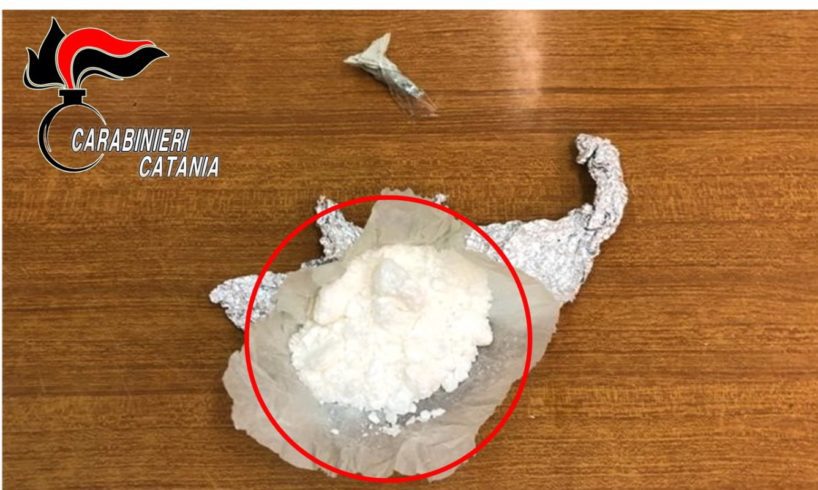 Giarre, 16enne nascondeva 50 grammi di cocaina nel reggiseno: arrestata in flagranza assieme al fidanzato