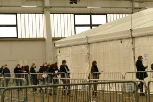 Gli ‘imbucati’ del vaccino: a Palermo scatta indagine dei Nas. Il viceministro: “Intervenga autorità giudiziaria”