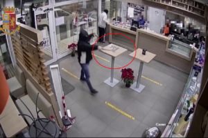 Catania, due rapinatori assaltano con pistola e martello un rifornimento: la Polizia li arresta subito dopo (VIDEO)