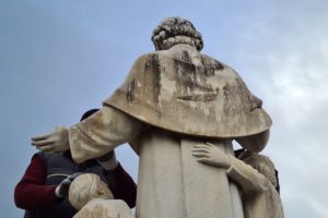 Biancavilla, ripulita la statua di San Giovanni Bosco. Bonanno: “Miglioriamo qualità dei luoghi”