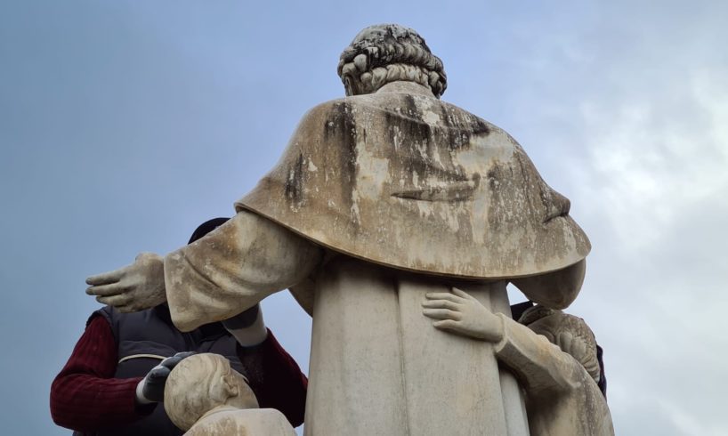 Biancavilla, ripulita la statua di San Giovanni Bosco. Bonanno: “Miglioriamo qualità dei luoghi”