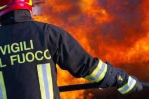 Bronte, s’incendia una bombola in via Carneade: palazzina evacuata. Anziano ferito