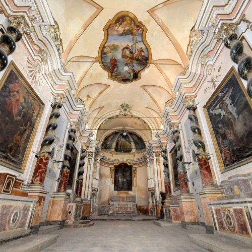 Paternò, Falcone. “Tra 8 mesi la chiesa del Pantheon sarà riqualificata”. Sopralluogo con Naso e deputati regionali a ‘Scala Vecchia’